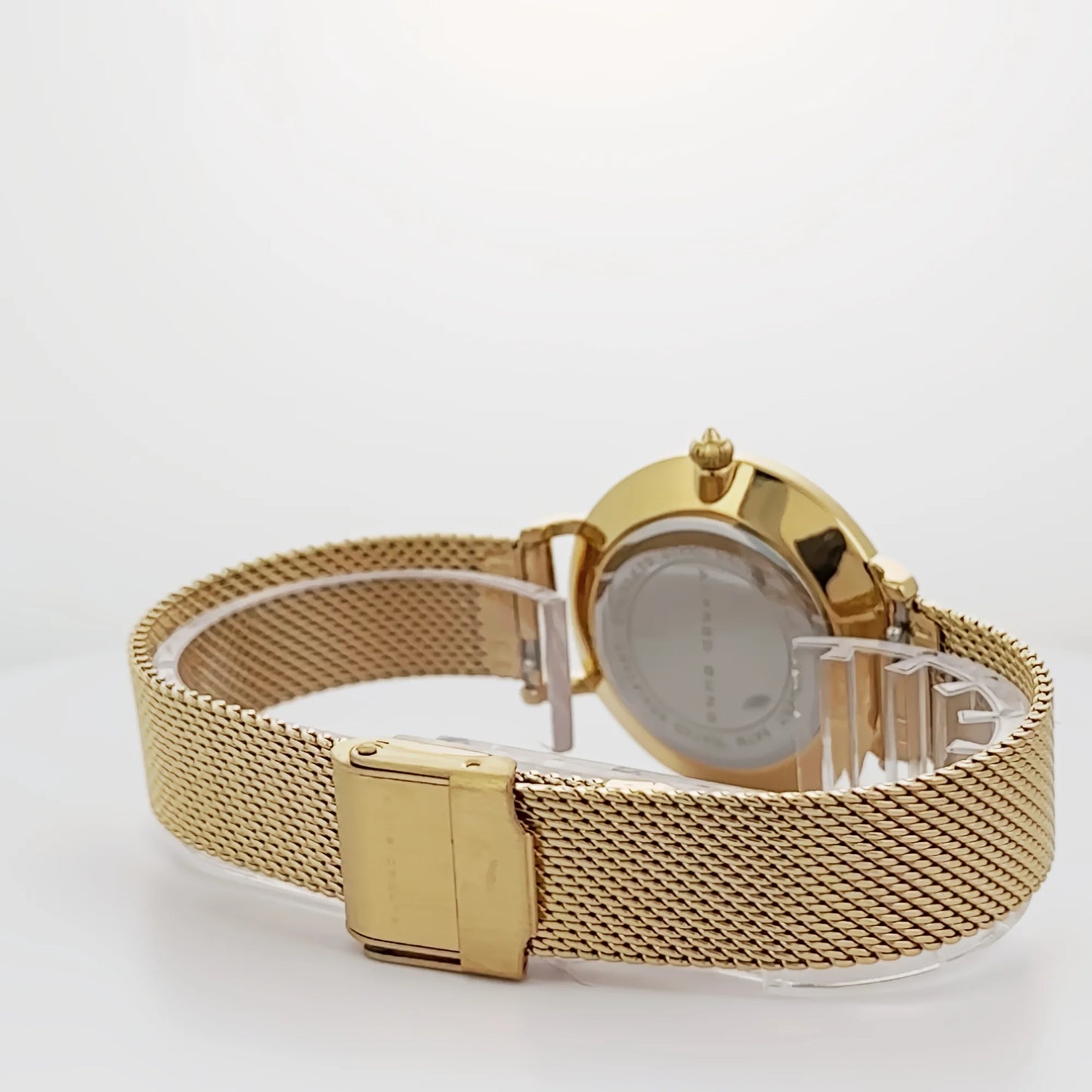 Alfred Sung Serenity watch, green dial, gold bracelet, shown on a white background.