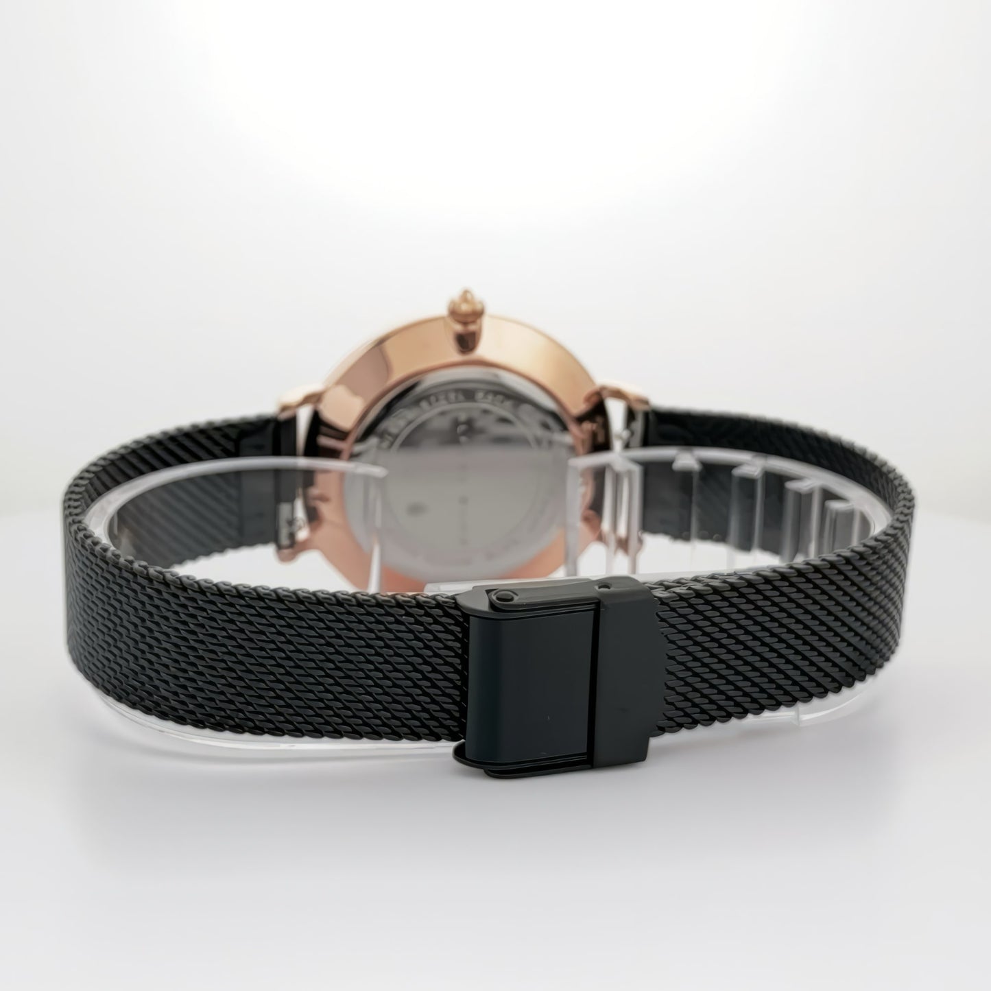 Black mesh strap with closed clasp on the Alfred Sung Serenity Sunray watch featuring a rose gold case.